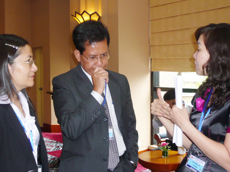 Các đại biểu tham dự ACMW 3 trao đổi trong giờ giải lao. Ảnh: Phong Cầm