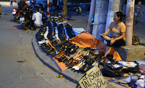 Đổ máu giành ‘đất vàng’ vỉa hè làm ăn