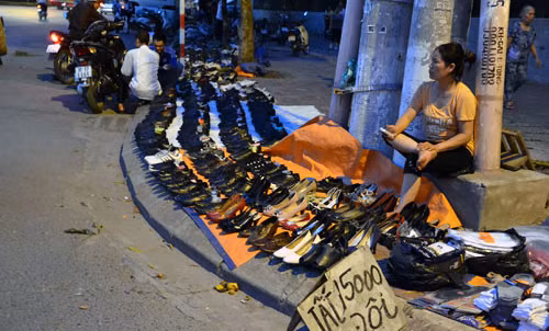 Đổ máu giành ‘đất vàng’ vỉa hè làm ăn