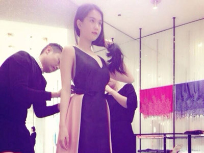 Ngọc Trinh chi gần nửa tỷ đồng mua váy hiệu