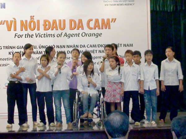 Các em nhiễm chất độc da cam tại buổi giao lưu
