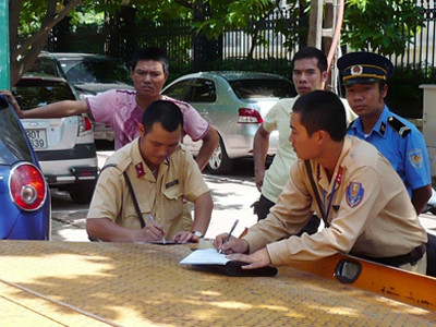 Phạt nặng chủ ô tô, xe máy không nộp phí đường bộ