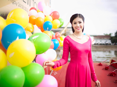 Ngọc Hân mặc áo dài hồng rực đi làm từ thiện