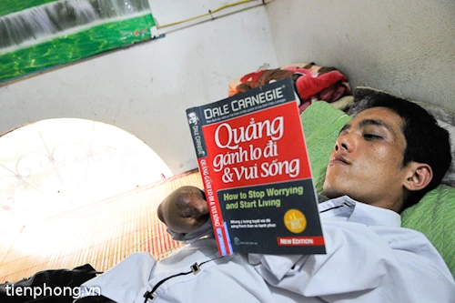 Chàng trai không tay người Dao vào đại học