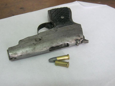 Nổ súng dọa vợ trong bữa cơm vì nghi bị 'cắm sừng'