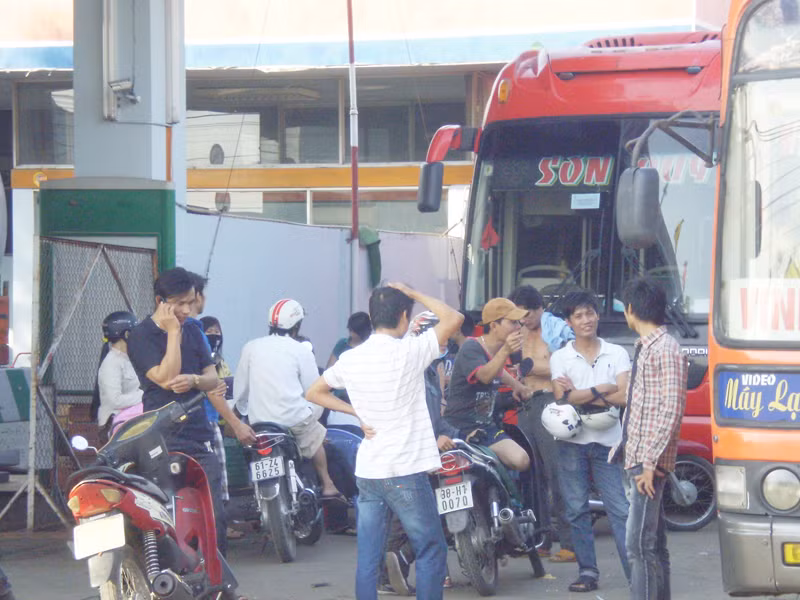 Bến cóc tại trạm xăng Sài Gòn Nhỏ (QL1A, phường Tam Bình, quận Thủ Đức) Ảnh: LT