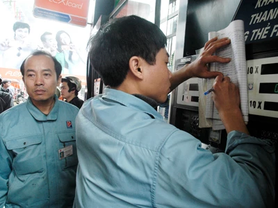 Nhiều quy định trong Nghị định 84 khiến doanh nghiệp, tổng đại lý có thể lợi dụng để găm hàng (trong ảnh: Nhân viên cây xăng làm thủ tục điều chỉnh giá) Ảnh: Hồng Vĩnh