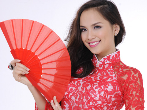 Diễm Hương đẹp lộng lẫy với áo dài ren