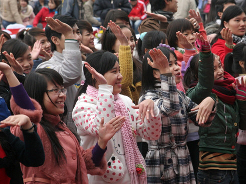 Giới trẻ hào hứng nhảy dân vũ 'Trống cơm'