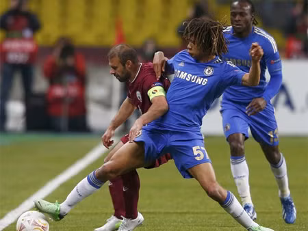 Gục ngã trên đất Nga, Chelsea vẫn giành quyền vào bán kết