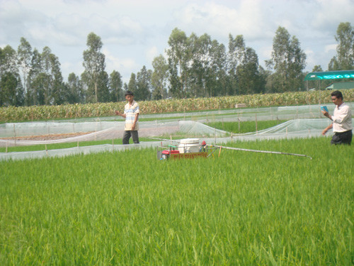 Chàng trai chế Robot phun thuốc trừ sâu