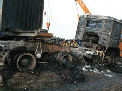 Xe container đối đầu, QL 5 tắc gần nửa ngày