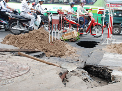 Nhiều 'hố tử thần' xuất hiện sau mưa