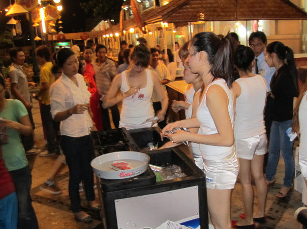 Tình yêu lầm lỡ của cô gái tiếp thị bia