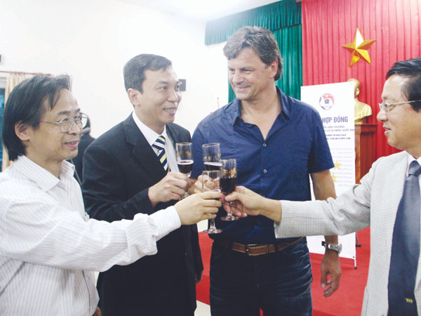 Đón ông Falko Goetz ngày trở lại Việt Nam sẽ không phải là ly rượu mừng năm mới Ảnh: VSI