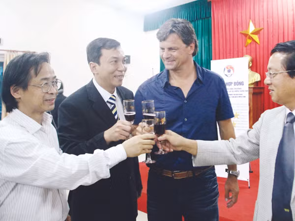 Đón ông Falko Goetz ngày trở lại Việt Nam sẽ không phải là ly rượu mừng năm mới Ảnh: VSI
