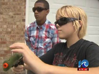 Bắn súng giả tại nhà, 3 nam sinh bị đuổi học