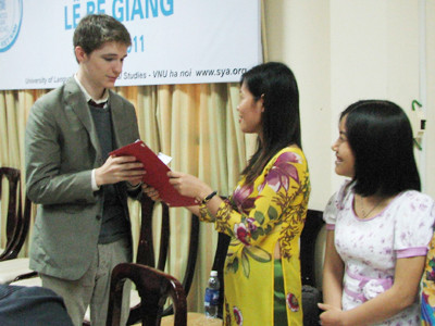 Paul F. Dillon nhận bằng tại lễ tổng kết niên học tháng 5-2011