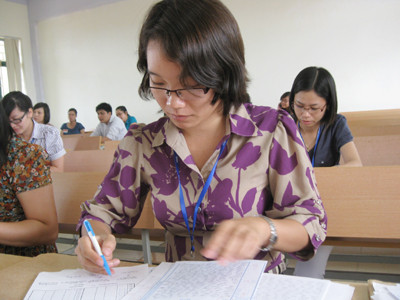 Chấm thi ở trường ĐH Thương mại Hà Nội Ảnh : H.TH
