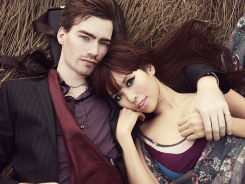 Hà Anh tình tứ cùng 'bạn trai' trên đồng cỏ