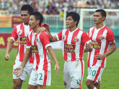 Hơn 100 cầu thủ phải… ra đường!