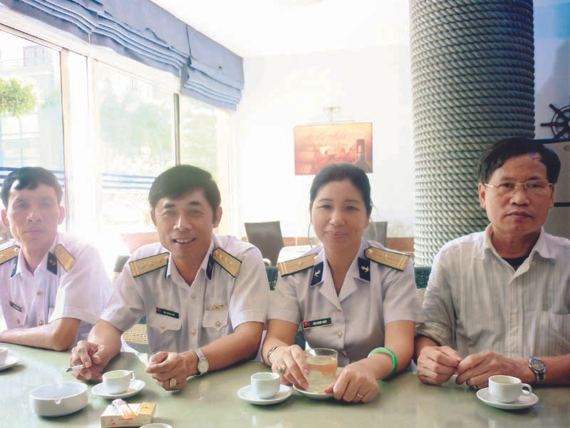 Nhà văn Lê Hoài Nam (phải) và các sĩ quan Nhà Văn hóa Hải quân, những người từng nhiều lần ra đảo