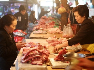 Vin vào giá xăng, giá thực phẩm tăng chóng mặt