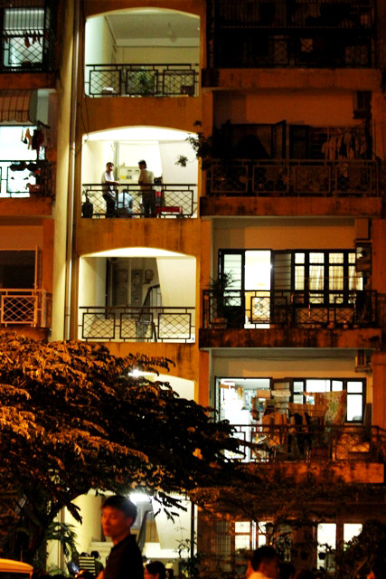 Khu chung cư nơi 3 con bạc nhảy xuống đất để trốn công an