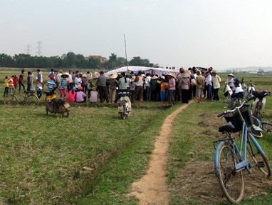 Cặp nghi phạm nhí sát hại xe ôm giữa cánh đồng