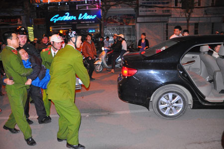 Phóng viên bị dọa chọc thủng mắt, giết cả nhà