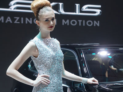 Mẫu Tây lấn át mẫu ta