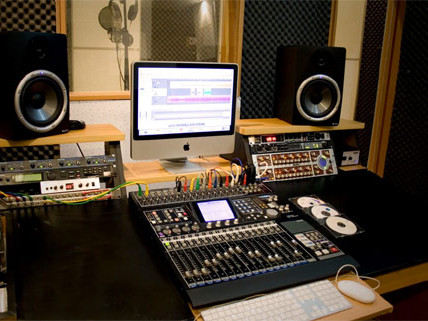 Sinh viên tự mở phòng thu tại nhà