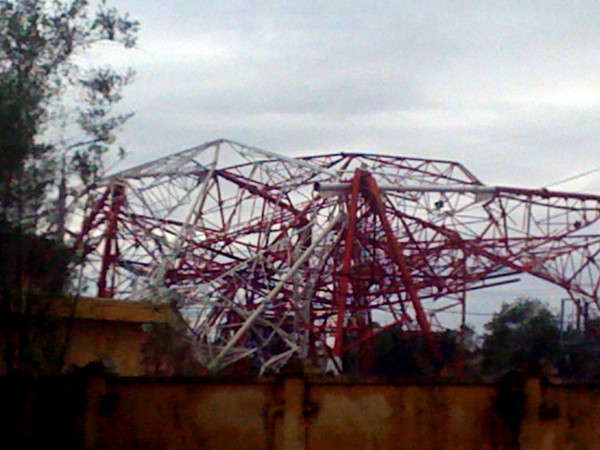 Hiện trường cột tháp truyền hình bị đổ