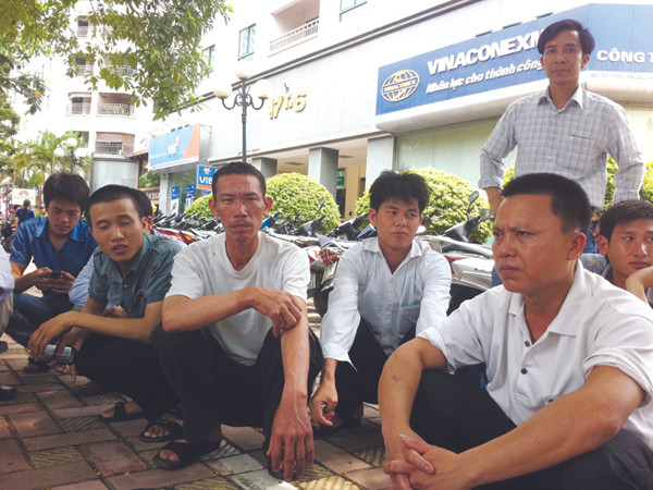 Các lao động tụ tập trước trụ sở Cty Vinaconexmec ngày 15-6 Ảnh: P.C