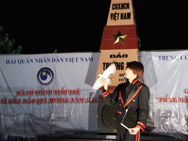 Việt Hoàng trình diễn ảo thuật tại Trường Sa Ảnh: C.K