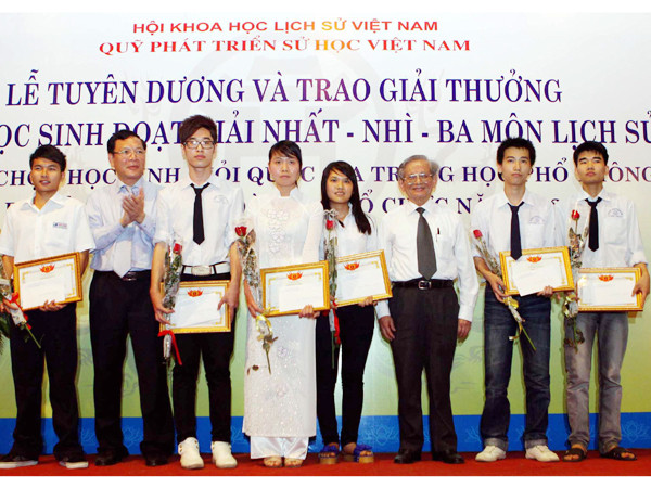 Lần đầu tuyên dương học sinh giỏi Lịch sử