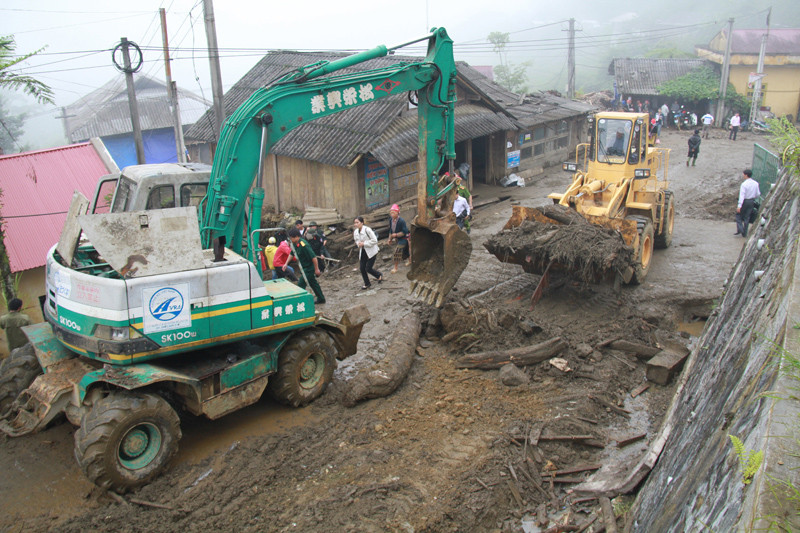 Phó thủ tướng thăm người dân Bản Khoang bị lũ quét