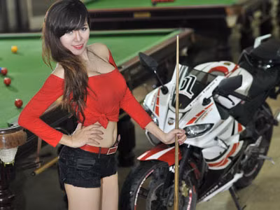 Mỹ nữ Việt so tài bi-a cùng Phoenix