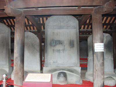 Có rất nhiều đoạn trên bia thời Cảnh Hưng bị đục khoét Ảnh: Xuân Ba