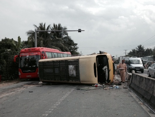 CSGT đập kính xe khách cứu thoát gần 20 người