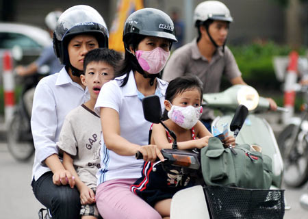 Ghi hình để phạt trẻ em không đội mũ bảo hiểm