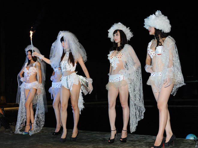 Teen 'xõa' tại dạ tiệc bikini siêu sexy