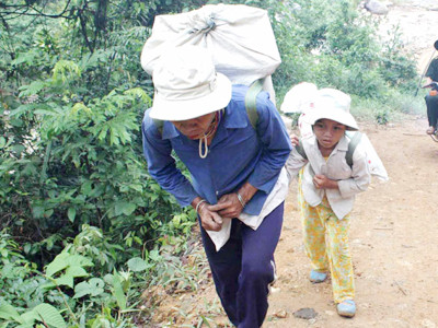Hàng trăm thôn nữ làm cửu vạn bãi vàng