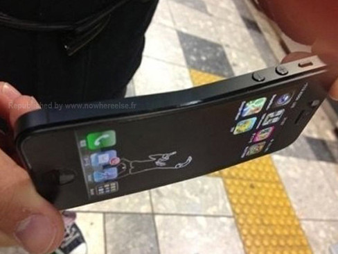 iPhone 5 bị chê vỏ mềm nên dễ cong và gẫy