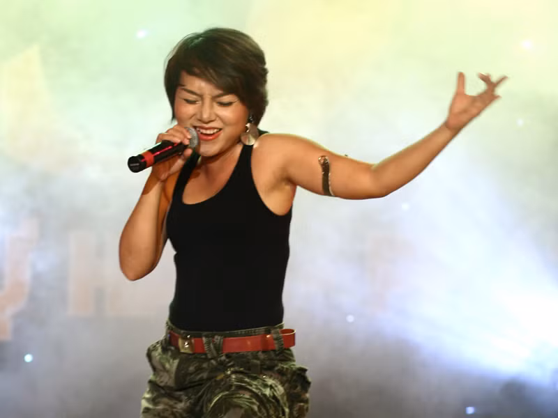 Thái Thùy Linh 'đốt cháy' trường Mỏ Địa chất