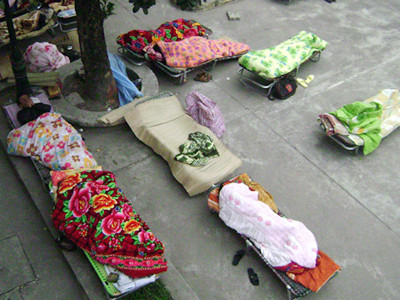 Bệnh nhân nằm đất giữa đêm đông 8 độ C