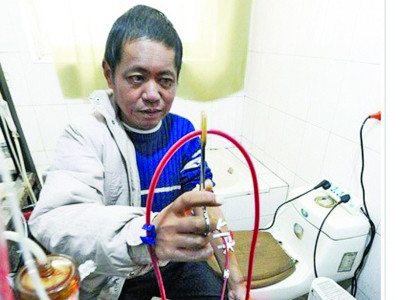 Người đàn ông nghèo suy thận tự chế máy lọc máu