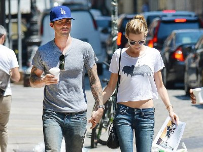 Adam tay trong tay vợ sắp cưới đi dạo phố