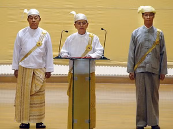 ổng thống Myanmar Thein Sein (giữa) cùng các Phó tổng thống Tin Aung Myint Oo (trái) và Sai Mauk Kham - Ảnh: Reuters