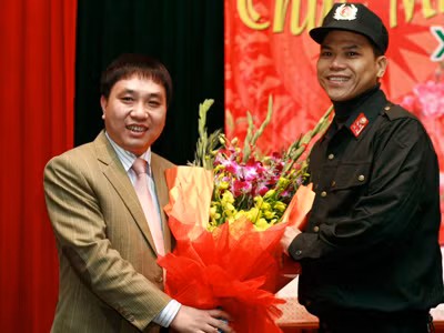 Bí thư TƯ Đoàn chúc Tết cảnh sát cơ động, nhân viên môi trường